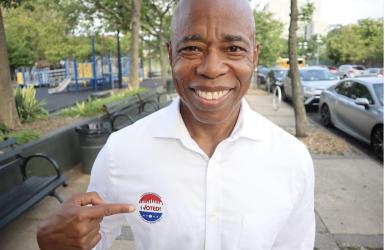 मेयर आडम्सद्वारा अदालतलाई छिटो सुनवाई सुरु गर्न अनुरोध